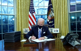 Tổng thống Biden đã ban hành những sắc lệnh nào sau khi nhậm chức?