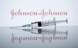 Thêm một vắc xin Covid-19 mới, báo động thiếu kim tiêm toàn cầu