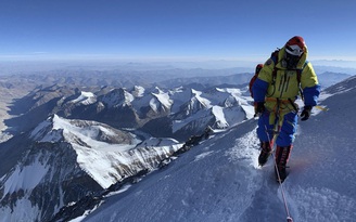 Trung Quốc đạt 'đỉnh cao' ngăn chặn Covid-19 bằng đường phân cách trên Everest