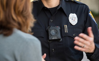 Camera gắn trên người cảnh sát Mỹ được sử dụng ra sao?