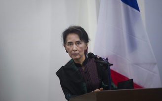 Bà Aung San Suu Kyi ra tòa, lần đầu tiên xuất hiện hình ảnh sau khi bị bắt