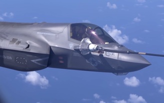 Xem chiến đấu cơ F-35B xếp hàng 'đổ xăng' giữa trời