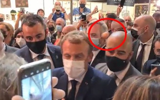 Tổng thống Macron bị ném trứng vào người tại hội chợ ẩm thực