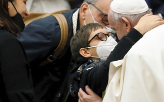 Bé trai nằng nặc xin mũ của Giáo hoàng Francis giữa buổi lễ và cái kết vui