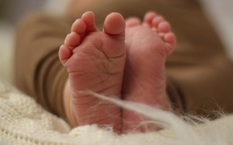 Em bé sinh trong đại dịch Covid-19 có thể bị chậm phát triển?