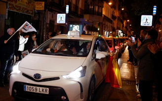 Xúc động cuốc taxi gần 5.000 km đưa người tị nạn Ukraine đến Tây Ban Nha