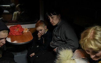 Chuyến tàu đến chốn bình an của một gia đình Ukraine