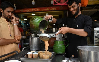 Bộ trưởng khuyên bớt uống trà để tiết kiệm ngoại tệ, người dân Pakistan tranh cãi