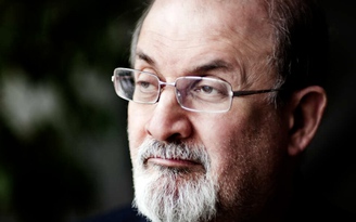 Salman Rushdie, tiểu thuyết gia từng nhận án tử Hồi giáo, bị đâm trọng thương