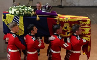 Xem lễ rước linh cữu Nữ hoàng Elizabeth II tại London