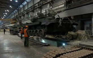 Nga tăng 'gấp nhiều lần' sản xuất xe tăng, tên lửa