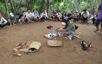 Vĩnh Long: Bắt quả tang 16 người tụ tập đá gà ăn tiền trong vườn dừa