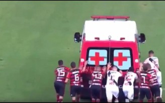 Lạ lùng, cầu thủ phải đẩy xe cứu thương