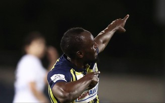 Usain Bolt vui sướng với hai bàn thắng đầu tiên trong sự nghiệp