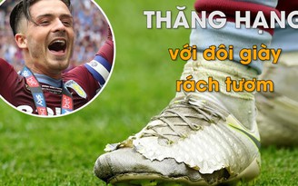 Đôi giày rách tươm giúp thủ quân Aston Villa lên chơi ở Ngoại hạng Anh