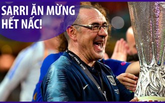 Sarri "tắm rượu" ăn mừng chức vô địch Europa League của Chelsea