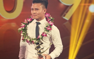Quang Hải xuất sắc nhất V-League, Văn Hậu ở Hà Lan vẫn “ẵm” giải