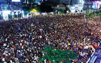 Dân Sài Gòn hào hứng phủ kín phố đi bộ Nguyễn Huệ xem pháo hoa