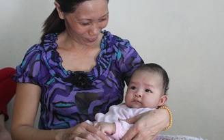 Bé gái 3 tháng tuổi bị mẹ bỏ rơi bình yên trong vòng tay người lạ
