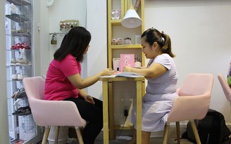 Cô chủ 'tí hon' với tiệm nail nghĩa tình giữa Sài Gòn