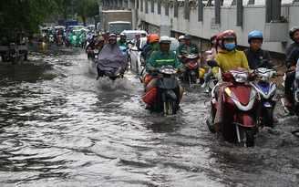Mới mưa mà đường phố ở TP.HCM đã ngập