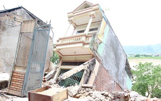 Hàng loạt căn nhà đổ ập xuống sông Đà