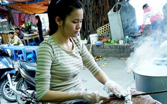 'Độc nhất' làng bánh cuốn order: Alo có ngay bánh cuốn tráng tay nóng hổi 'Độc nhất' làng bánh cuốn order: Alo có ngay bánh cuốn tráng tay nóng hổi