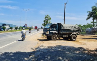 Đà Nẵng: Bất an xe chở cát gần cầu Đỏ