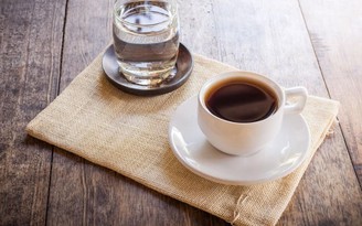 Vì sao nên uống nước trước khi uống trà hoặc cà phê vào buổi sáng?