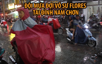 Đội mưa chờ Flores tỉ thí với Nam Huỳnh Đạo tại đình Nam Chơn