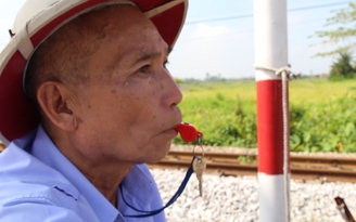 Hiệp sĩ già gác chắn đường tàu trên đôi nạng