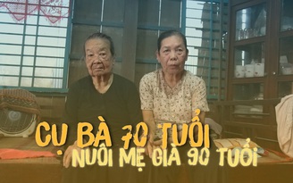 Cụ bà 70 tuổi sống độc thân, ngày ngày đan lưới nuôi mẹ già 91 tuổi