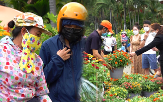 Chợ hoa Sài Gòn bán chạy ngày giáp tết, tiểu thương vui mừng ‘được ăn tết sớm’