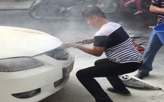 Ô tô đang đậu bất ngờ bốc cháy