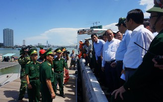 Thủ tướng Nguyễn Xuân Phúc thị sát hiện trường vụ chìm tàu trên sông Hàn