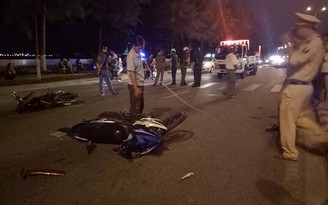 Hai xe máy va quẹt văng xa cả chục mét, 3 người bị thương