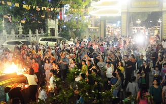 Hàng nghìn người Sài Gòn đi chùa, nhiều tuyến đường ùn tắc đêm Vu Lan