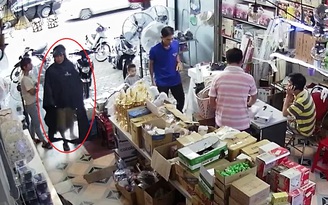 Truy tìm kẻ trộm ví tiền trong cốp xe bị camera ghi lại