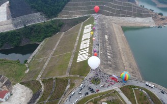 Trình diễn khinh khí cầu 'Cuộc dạo chơi của sao la - Kỳ lân Châu Á'