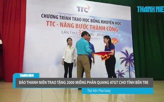 Báo Thanh Niên trao tặng 2.000 miếng phản quang ATGT cho tỉnh Bến Tre