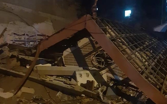Nhà 3 tầng ở Lào Cai đổ sập trong đêm, một cụ bà thoát chết