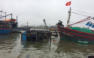 Tàu cá bị lốc đánh chìm ngay khu neo đậu