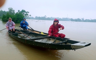 Nước lũ 'bao vây' hàng trăm ngôi nhà tại Quảng Trị