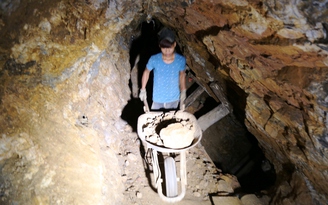 Giải cứu 11 thanh niên trong các hầm vàng chui ở Phước Sơn