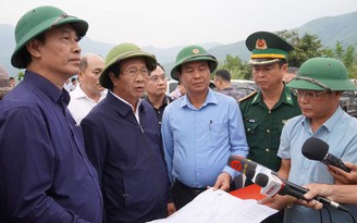 Phó thủ tướng Lê Văn Thành thị sát những điểm sạt lở nghiêm trọng ở Quảng Trị