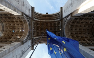 Pháp đưa cờ EU ra khỏi Khải Hoàn Môn