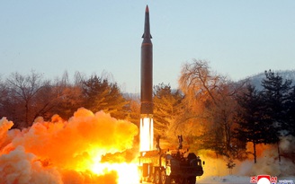 Nhà lãnh đạo Kim Jong-un đến quan sát 'thử nghiệm thành công' tên lửa bội siêu thanh