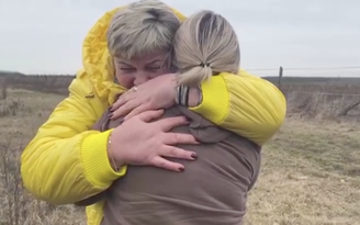 Sơ tán ở Ukraine: gửi con cho người lạ đưa qua biên giới