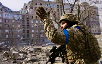 Ukraine nói Nga phá cầu chặn phản công, Moscow nói phá nhiều vũ khí phương Tây