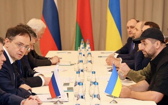 Trưởng đoàn đàm phán Nga nói 'bóng nằm trong chân Ukraine'